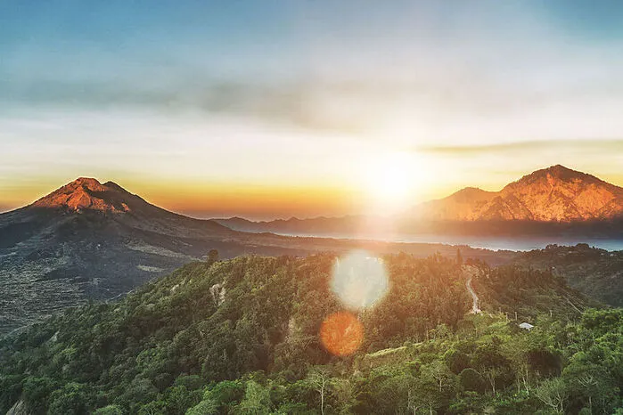 Bali. Die indonesische Insel Bali steht bei vielen auf der Bucketlist. Wassersportler können sich beispielsweise bei verschiedenen Schnorcheltouren über alten Schiffwracks austoben und die bunte Unterwasserwelt erkunden. Abenteuerurlauber sollten definitiv eine Wanderung zum Sonnenaufgang auf den Mount Batur, einem aktiven Vulkan, einplanen. Zum oder nach dem Sonnenuntergang locken diverse Beach-Clubs und Rooftop-Bars mit guten Beats und Drinks.