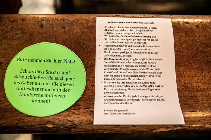 In den Bänken wurde auf die geltenden Bestimmungen aufmerksam gemacht.