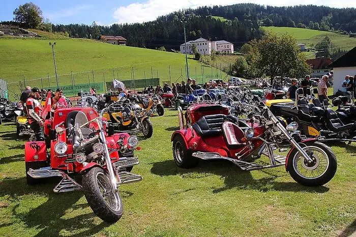 Auch 44 Trike mit Teilnehmern aus Ungarn, Slowenien und Österreich waren gekommen, sie schlugen sich mit 5500 PS zu Buche.