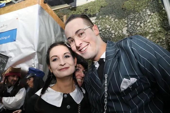 Die Gäste erschienen in originellen Maskierungen. Schrill und bunt zeigten sich zum Beispiel die süßen Teufelchen, kecken Mäuschen oder gruselige Clowns