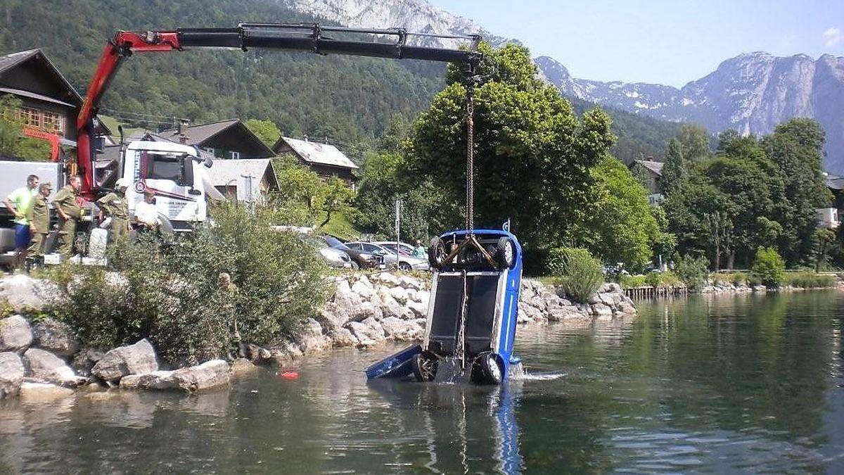 Passanten holten den Mann aus dem SeDie Feuerwehr barg das Wrack aus dem See