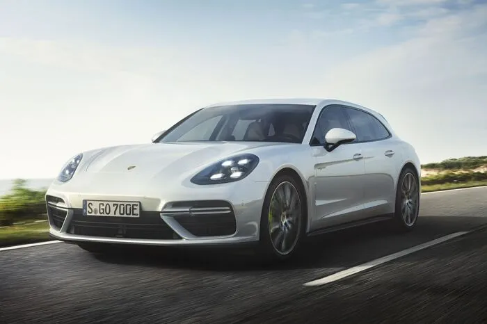 Als Sport Turismo ist der Panamera serienmäßig mit einer dreisitzigen Rückbank ausgestattet. Da die zwei äußeren Plätze als Einzelsitze ausgelegt sind, ergibt sich hinten eine 2+1-Konfiguration.
