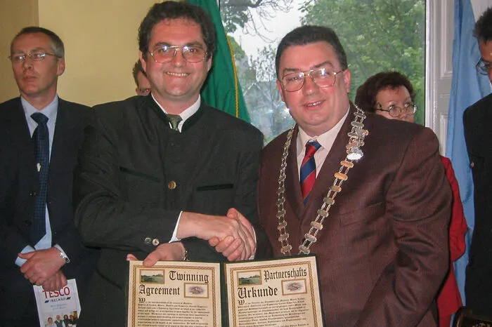 Unterzeichnung der Partnerschaftsurkunde zwischen Mautern und Tipperary im Jahr 2005 mit Peter Hölzl, dem damaligen bürgermesiter von Mautern, und Billy Bourke, dem damaligen Bürgermeister von Tipperary