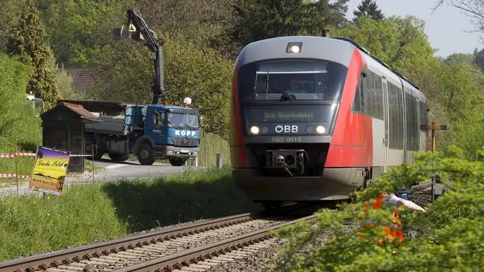 Die Ostbahn zwischen Graz und Ungarn wird modernisiert und auf Strom umgestellt. So sollen künftig 5,6 Millionen Liter Diesel pro Jahr eingespart werden