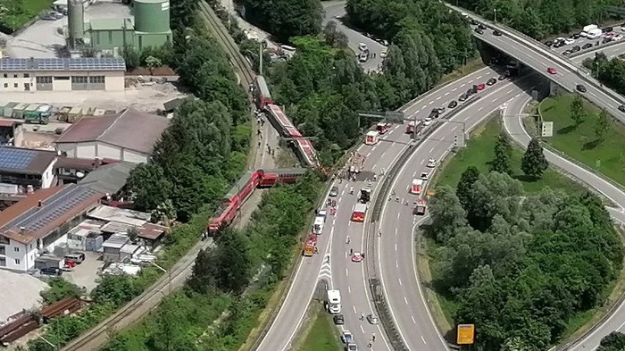 Am Freitagmittag waren mehrere Waggons der Regionalbahn auf dem Weg nach München in Garmisch-Partenkirchen entgleist.