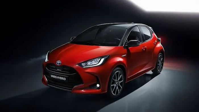 Das Rätsel um Raumwunder im Kleinwagensegment ist leicht gelöst: Viele werden einfach mit jeder Generation größer und bieten dann – oh Wunder – auch mehr Platz. Der Toyota Yaris geht da einen anderen Weg: Die Japaner haben ihn in der Länge um fünf Millimeter gekappt, zugleich aber den Radstand um 50 Millimeter gestreckt.