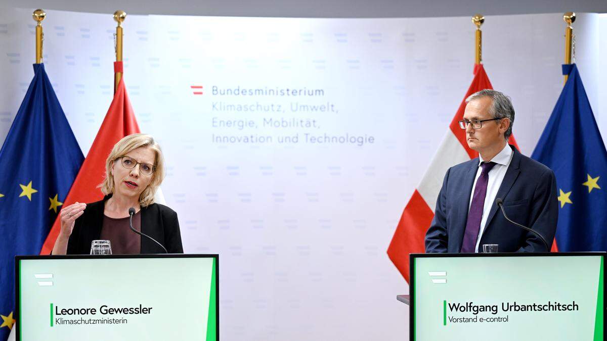 Energieministerin Leonore Gewessler (r./Grüne) und E-Control-Vorstand Wolfgang Urbantschitsch 