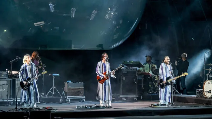 Eine 'Last Night on Earth' zelebrieren die Wiener Festwochen als Auftakt zu einem Festival noch unbekannter Formen, Gemeinschaften und Visionen.