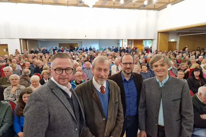 Köflachs Bürgermeister Helmut Linhart, Historiker Ernst Lasnik, Archäologe Daniel Modl und Höhlenforscher Anton Schildberger im Volksheim Köflach