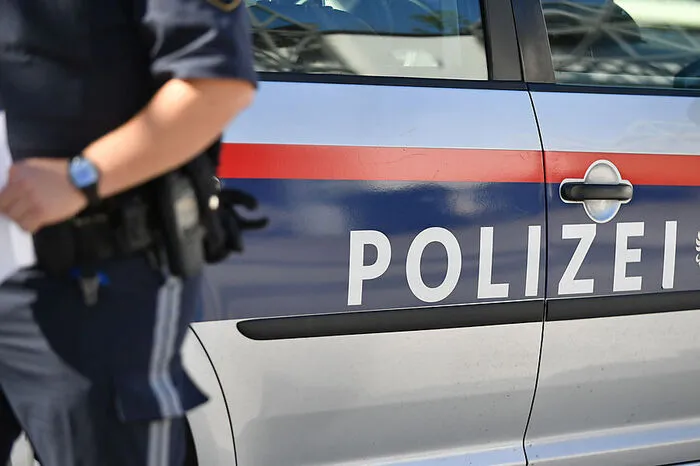 Top 2: Bei einer Auseinandersetzung in einer Wohnung in Köflach wurden zwei Personen verletzt. Darunter ein Polizist, der gebissen wurde. 