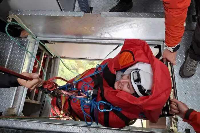 Der Verunglückte wurde aus 89 Meter Höhe aus dem Turbinenhaus gerettet. Was musste beachtet werden? „Zuerst wurde die Alarmierungskette überprüft, danach wie Materialtransport zum Patienten und die Patientenversorgung gelingt. Danach wurde der Patient durch beengte Räume zur Transportlücke im Kabinenhaus gerettet“, so Ozwirk. Gleich zwei Mal wurde die Übung durchgeführt. Die Bilanz des Ortsstellenleiters der Bergrettung: „Es hat alles funktioniert. Diese Rettung ist bei jedem Windrad anzuwenden - vor allem wenn es sich um Liegepatienten handelt.“ 
