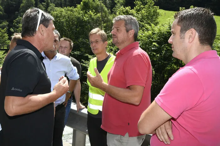 Beim Ortsaugenschein waren unter anderen Straßenbaureferent Gerhard Köfer, der Leiter der Straßenbauabteilung des Landes, Volker Bidmon, Straßenbauamtsleiter Horst Tuppinger, Geologe Oliver Polanz und Bürgermeister Johann Winkler.
