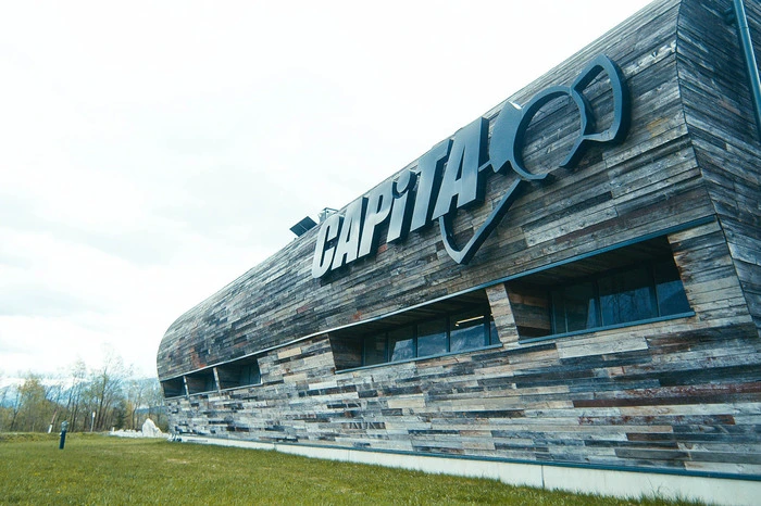 In Feistritz/Gail produziert Capita mit knapp 90 Mitarbeitern Snowboards für Europa, Asien und Nordamerika. Die Rohstoffe werden lokal eingekauft.
