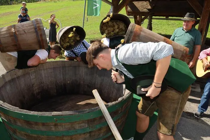 Die schwerste Arbeit hatten  allerdings die Weinbuttenträger zu verrichten
