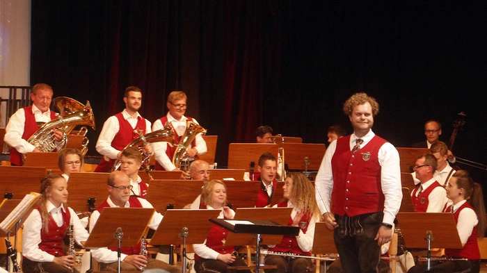 Kapellmeister Christopher Koller und die Trachtenmusikkapelle Ottendorf...