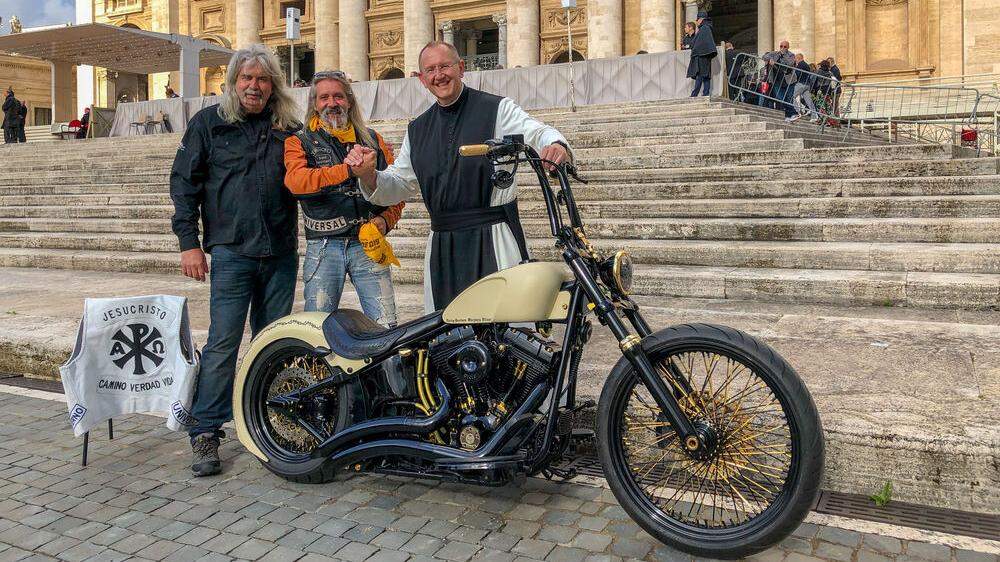 Die Jesus-Biker und Pater Karl Wallner überreichten im Mai Papst Franziskus das Motorrad
