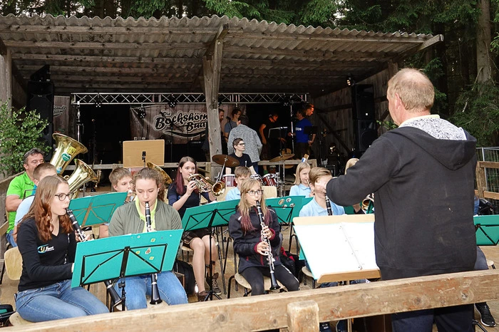 Getanzt wurde später zu Livemusik der Bockshörndlbuam.