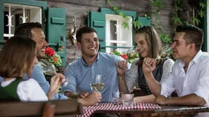 Die Buschenschank – G´schmackige traditionelle Spezialitäten, dazu Weine und Fruchtsäfte Marke Eigenbau