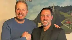 Nationalrat Markus Leinfellner gratuliert der neuen Nummer Eins der FPÖ in Stallhofen, Rene Stangl