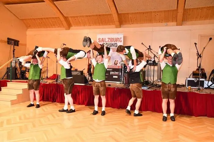 Bis zur Mitternachtseinlage wurde fleißig das Tanzbein geschwungen, die Musik dazu lieferte „Salzburg Sound“. 