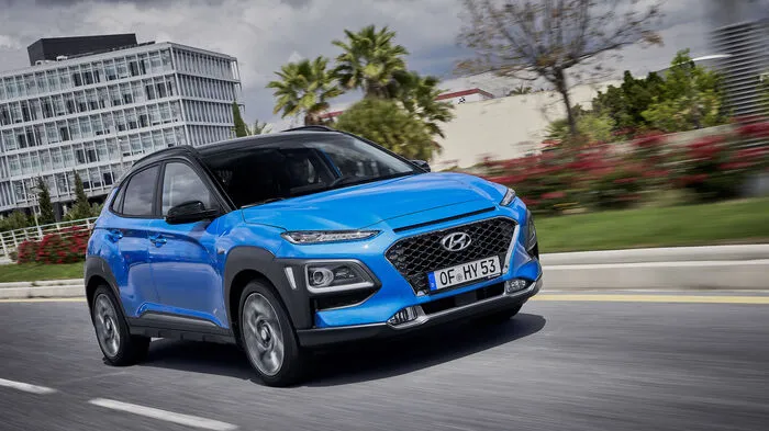 Mit Benziner und Diesel, aber vor allem vollelektrisch, liefert der Hyundai Kona schon eine ziemlich gute Vorstellung ab, jetzt schieben die Koreaner eine teilelektrische Variante nach.