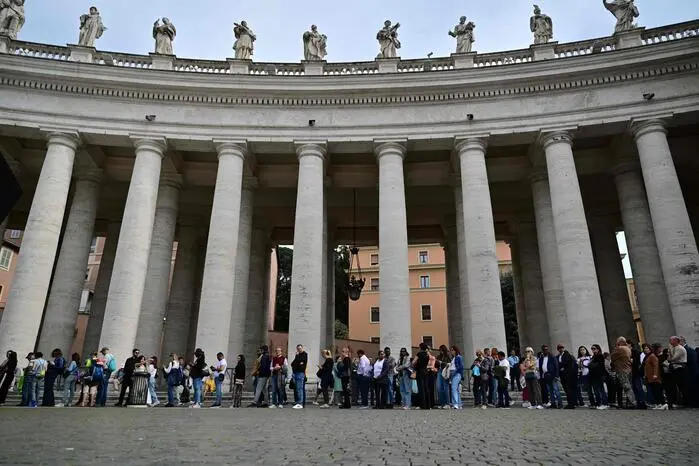 Lange Schlange vor dem Petersdom