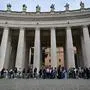 EDITORS NOTE: Graphic content / TOPSHOT - People queue on St Peter's Square next to the colonnade to pay their respects to late Pope Francis in The Vatican, on April 23, 2025. Pope Francis's body arrived at Saint Peter's Basilica on April 23, 2025, to lie in state before his weekend funeral. The late pope's open wooden coffin was carried by pallbearers the 500 metres (yards) from the Casa Santa Marta where he lived and died, behind a procession of red-robed cardinals. (Photo by Andrej ISAKOVIC / AFP)
