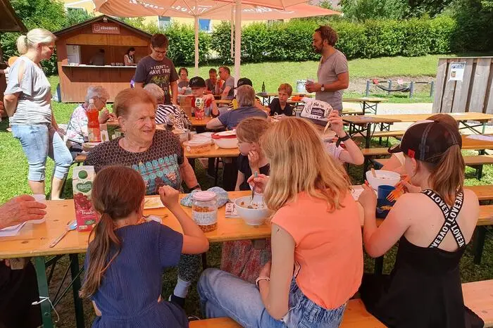 Der Tag begann mit einer besonderen Aktion: Vor der offiziellen Eröffnung luden die Kinder Bewohner des Seniorenheims Eisenerz zum „Tag der offenen Töpfe“ ein. Alle brachten dazu selbstgekochtes Essen mit.