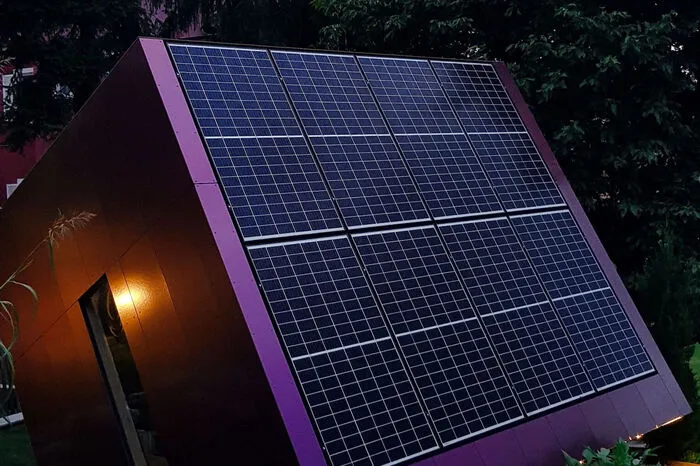 Diese Paneele produzieren nun rund 3000 Kilowattstunden Strom pro Jahr. Das entspricht dem durchschnittlichen Jahresverbrauch einer zwei- bis dreiköpfigen Familie, die in einer Wohnung lebt.