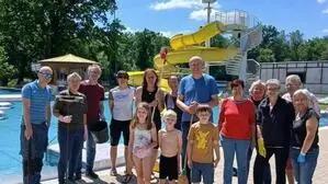 1100 Euro konnte die Gemeinde laut Alfred Zaruba sparen, weil Freiwillige das Schwimmbad selbst auf Vordermann brachten