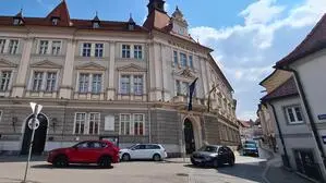 Blick auf den Hohen Platz in Wolfsberg – zahlreiche Autos fahren täglich auf der Straße 