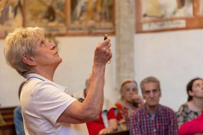 Die Kirchenführerin Christa Czopak erklärt die Kirche St. Korbinian