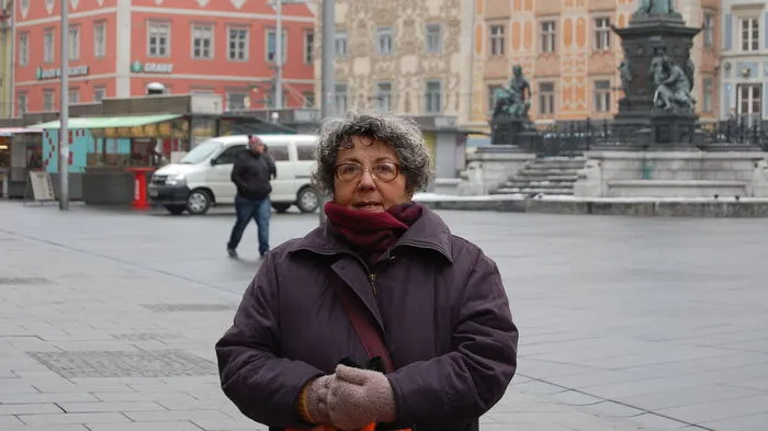 Elisabeth Langhansl: "Die Stadt ist verdreckt. In der Annenstraße, aber auch hier am Hauptplatz. Die Leute schmeißen ihre Kaffeebecher weg und ihre Zigaretten, das ist einfach kein Benehmen. Da könnte man schon etwas unternehmen, damit die Stadt sauberer ist. Gut finde ich, dass die Polizei und die Ordnungswache in der Stadt offensichtlich mehr unterwegs simd als früher. Sie sind sichtbarer, ich fühle mich deshalb sicherer."