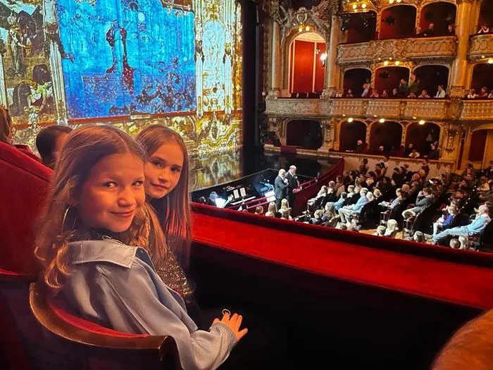 Familie Katter-Friedl verbrachten einen unvergesslichen Nachmittag in der Oper Graz und waren vom Familien-Musical „Frau Holle“ ganz begeistert.