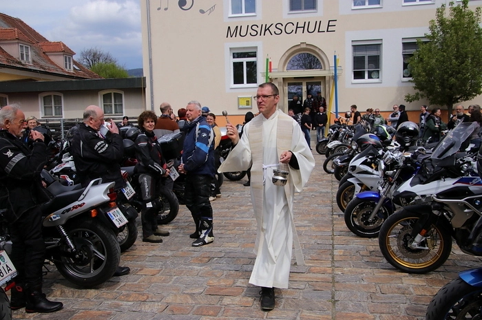 Mehr als 130 Motorräder waren am Teleparkplatz aufgestellt, als Pfarrer Winfried Lembacher (Foto) die Segnung der Biker, ihrer Soziusfahrer und der Fahrzeuge vornahm. 