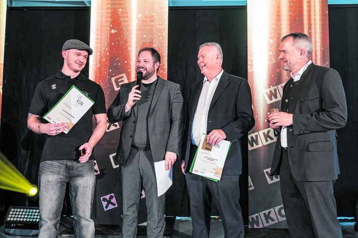 Autohaus Harb: Star Matthias Bretschneider mit Seniorchef Josef und Juniorchef Manfred Harb 