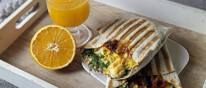 Die Weizentortillas sind gefüllt, gefaltet und gegrillt - und dürfen als Burrito zum Frühstück ans Bett serviert werden.