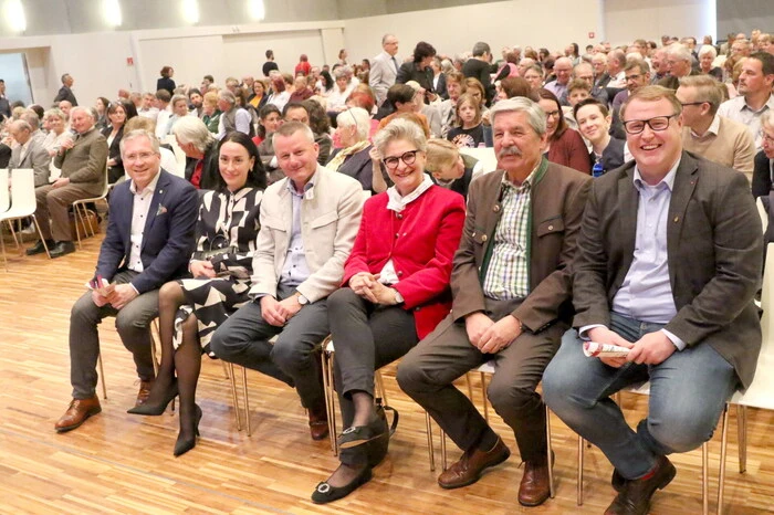 Allen voran Landtagsabgeordneter Günter Leikam (3. von links), „Hausherr“ Bürgermeister Martin Kulmer, Blasmusikverband-Bezirksobmann Hermann Posarnig sowie der ehemalige Bezirkspolizeikommandant von St. Veit, Horst „Jesi“ Jessenitschnig.
