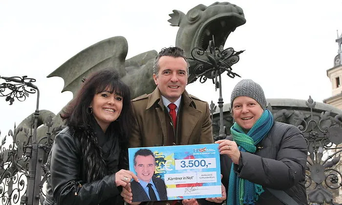 FPÖ-Chef Gernot Darmann und Bezirksgeschäftsführerin Birgit Zemasch bei der Spendenübergabe von 3500 Euro