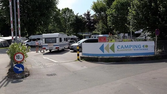 Laut Augenzeugen sei der Mann mit mindestens 70 km/h über den Campingplatz gerast, auf dem eine Geschwindigkeitsbeschränkung von 10 km/h gilt