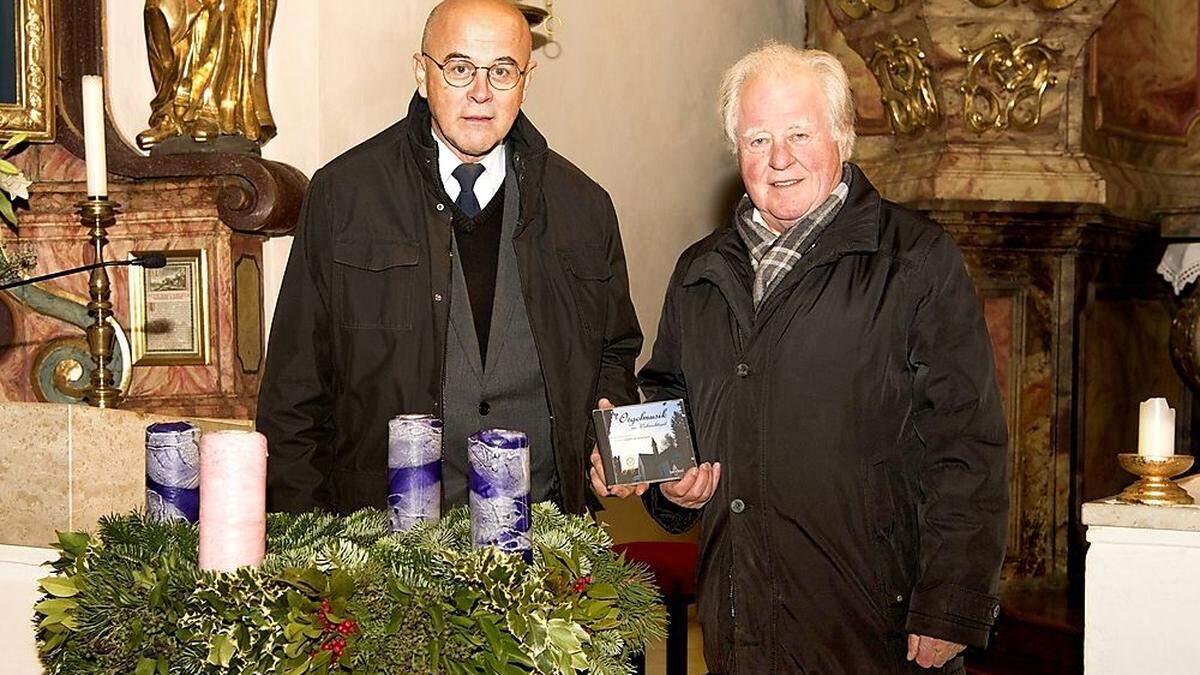 Josef Hofer (rechts) präsentierte stolz seine CD 	