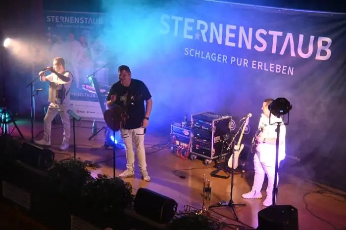Die Band „Sternenstaub“ zog die Besucher in ihren Bann und im Nu füllte sich die Tanzfläche.