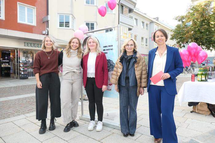 Die pro-mente-Mitarbeiterinnen Alexandra Breitegger, Nina Oberthaler und Nadine Lukasser haben mit Elisabeth Blanik und Leiterin Maria Auer die Ausstellung eröffnet