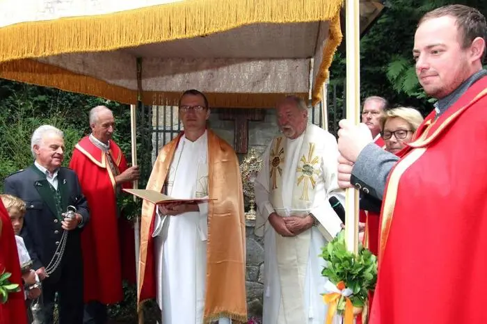 ... , wo der Gottesdienst mit Pfarrer Winfried Lembacher und dem aus Graden stammenden Priester Martin Schmiedbauer gefeiert wurde.