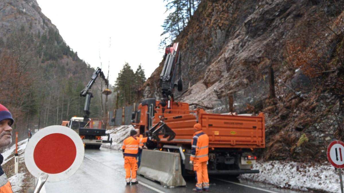 Der Schuttkegel wurde abgetragen und Betonleitwände aufgestellt