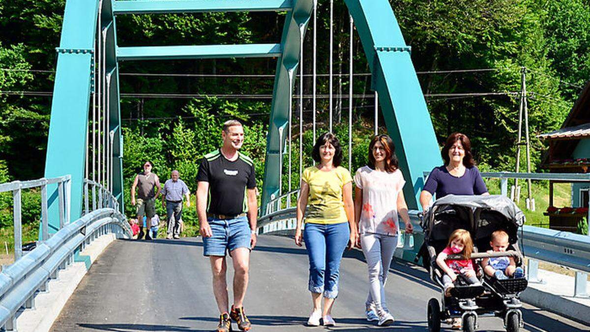 Tragkraftprüfung der besonderen Art: Die Bevölkerung beschritt gestern in Nampolach ihre neue Brücke