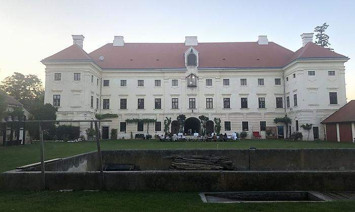 Schloss Prinzendorf mit langer Tafel