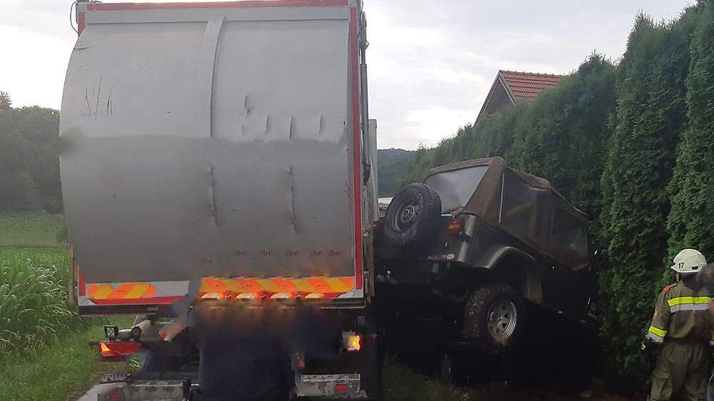Fahrerloser Müll-Laster beschädigte drei Fahrzeuge schwer