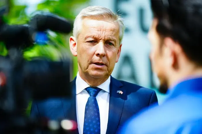„So hat es in der Zwischenkriegszeit auch angefangen.“ - Reinhold Lopatka, EU-Spitzenkandidat der ÖVP, graut es angesichts der Attacken seines FPÖ-Gegenübers Harald Vilimsky auf das EU-Parlament.