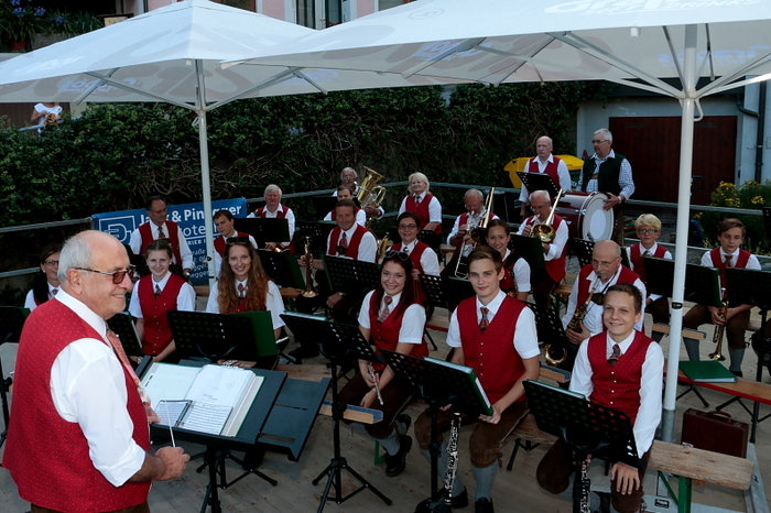 Zahlreiche Musikgruppen, vom Pensionistenchor Kainach über die Blasmusikkapelle Kainachtal, den Lavanttaler Musibuam bis zur Steirermusi sorgten für eine Klangwolke über dem Dorfplatz.